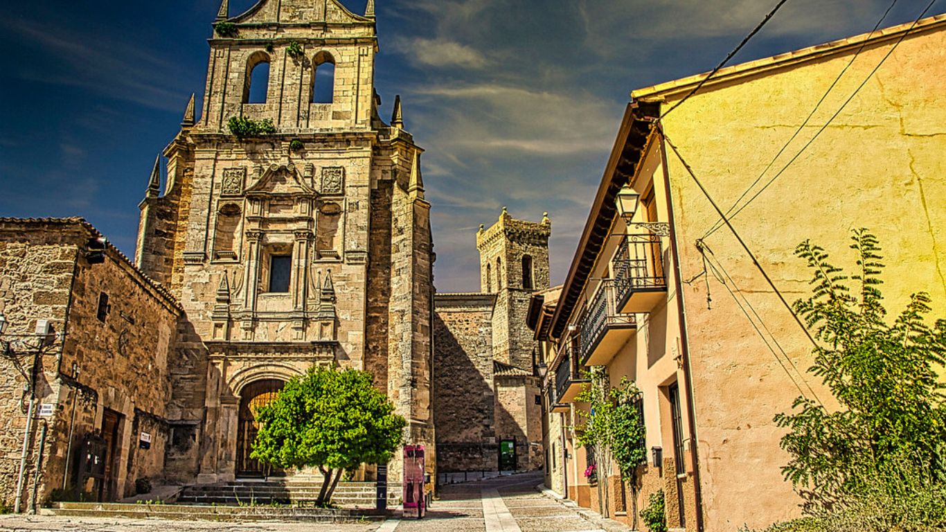 Escapada de senderismo a La Alcarria (Guadalajara): Brihuega y sus campos de lavanda, Trillo y las Tetas de Viana, y visita a Cifuentes. 30–31 mayo 2026.